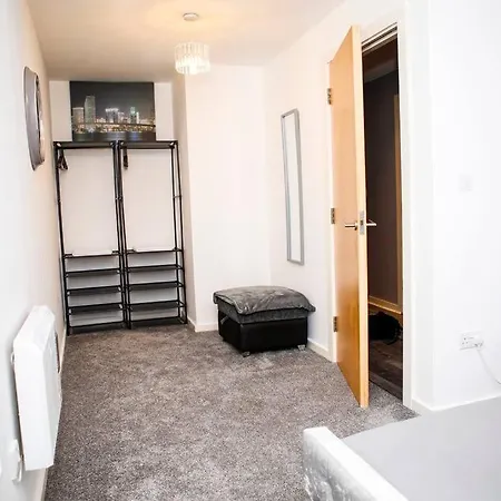 Stylish Two-Bedroom Salford Quays Apartment Manchester Exterior photo