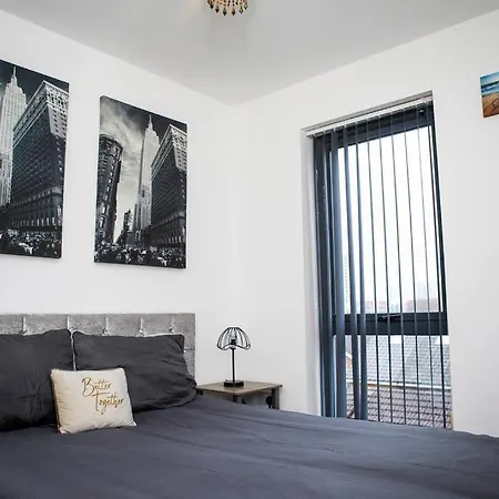 Stylish Two-Bedroom Salford Quays Apartment Manchester Exterior photo