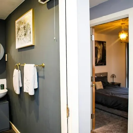 Stylish Two-Bedroom Salford Quays Apartment Manchester Exterior photo