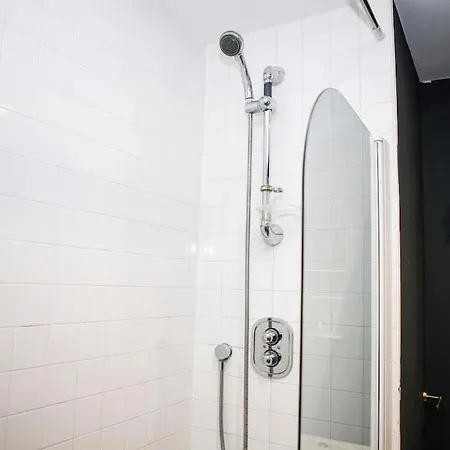 Stylish Two-Bedroom Salford Quays Apartment Manchester Exterior photo