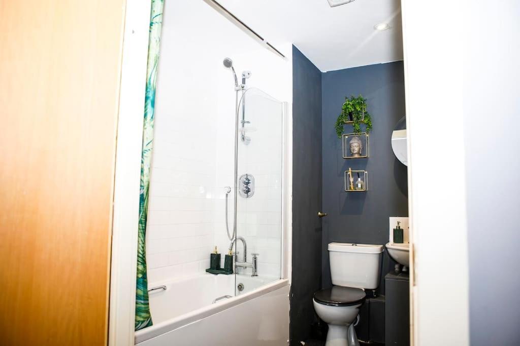 Stylish Two-bedroom Salford Quays Apartment Manchester