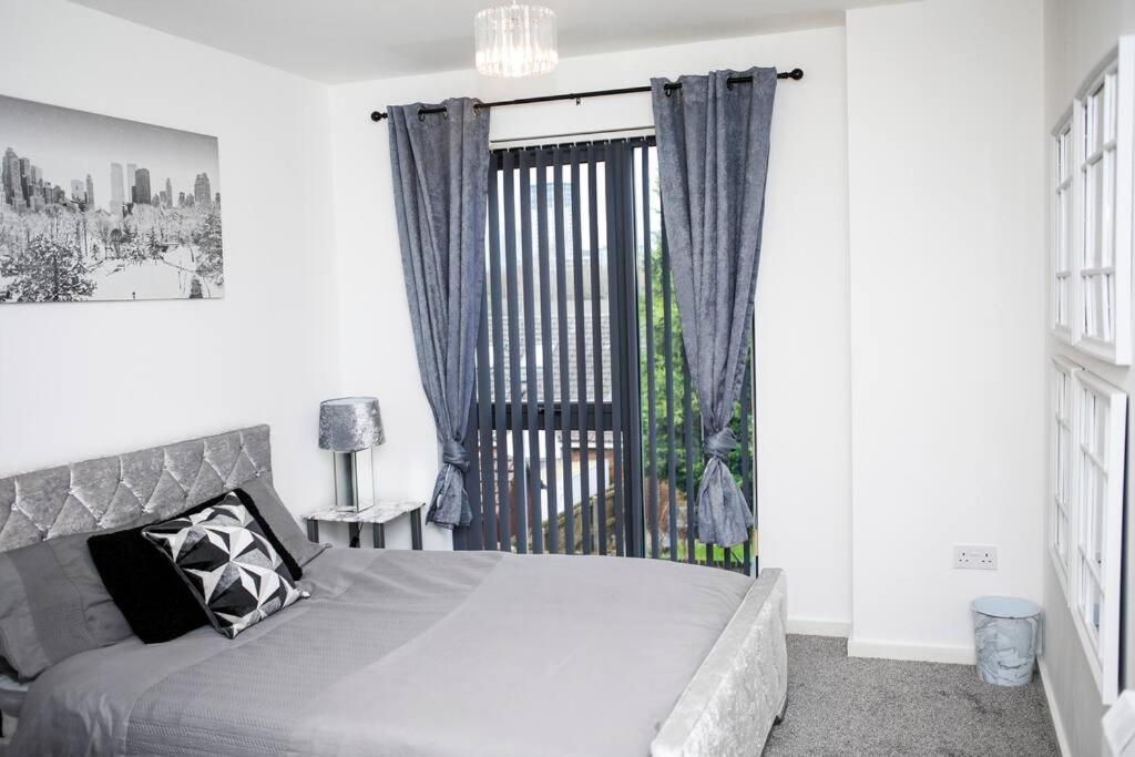 Apartment Stylish Two-bedroom Salford Quays Manchester