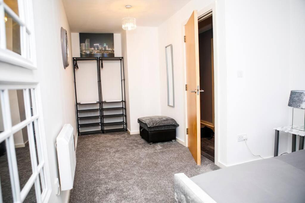 Stylish Two-bedroom Salford Quays *