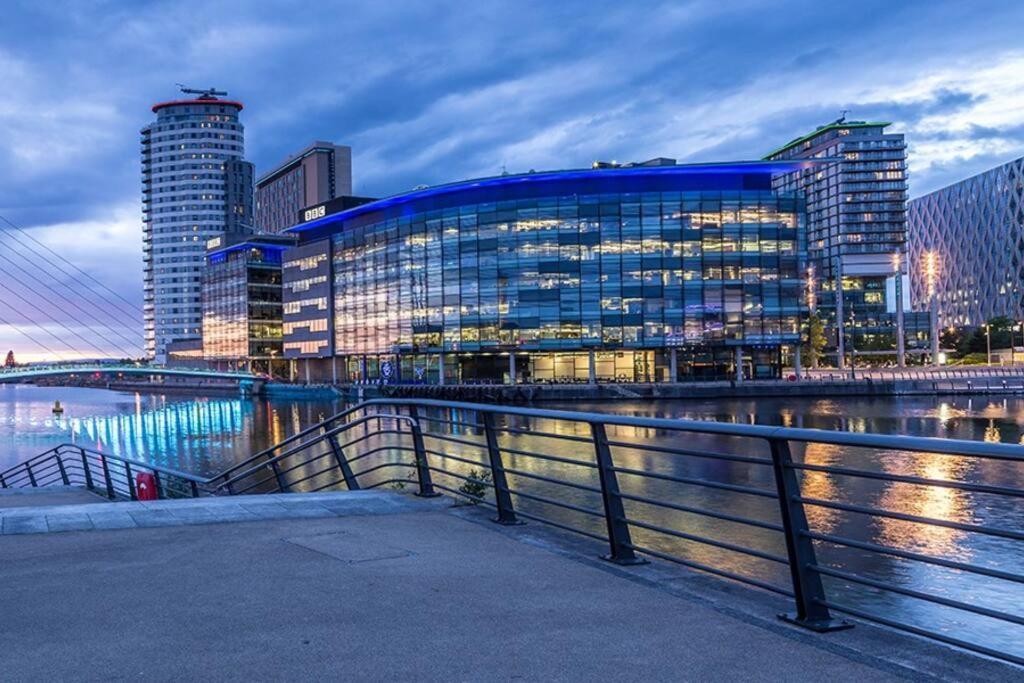Stylish Two-bedroom Salford Quays