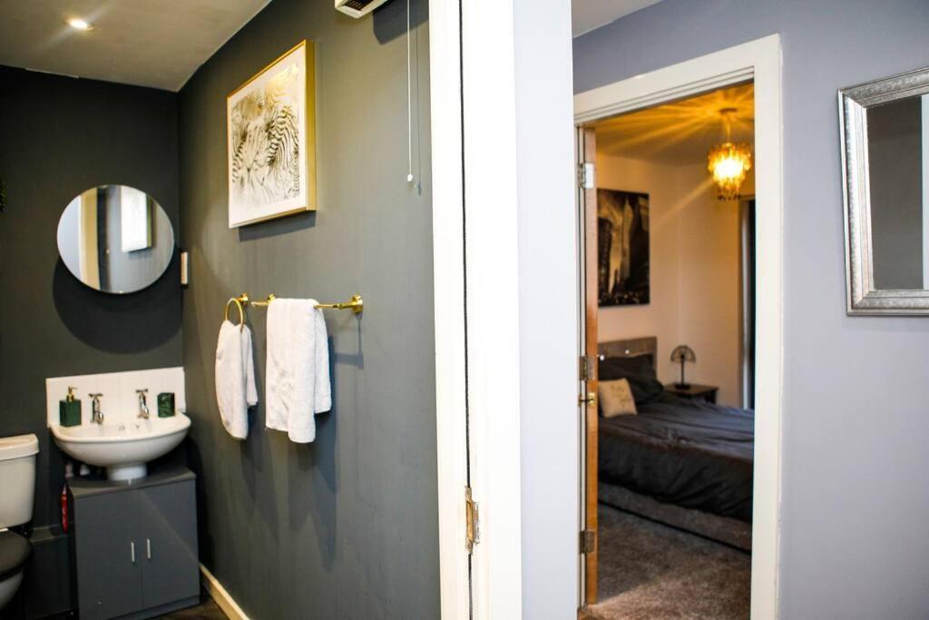Apartment Stylish Two-bedroom Salford Quays Manchester