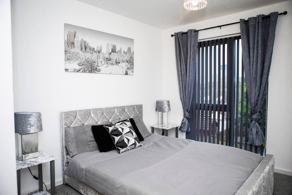 Apartment Stylish Two-bedroom Salford Quays Manchester